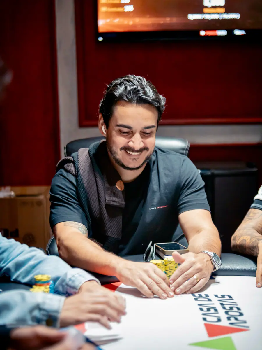 Jogador sorrindo na mesa do CBP