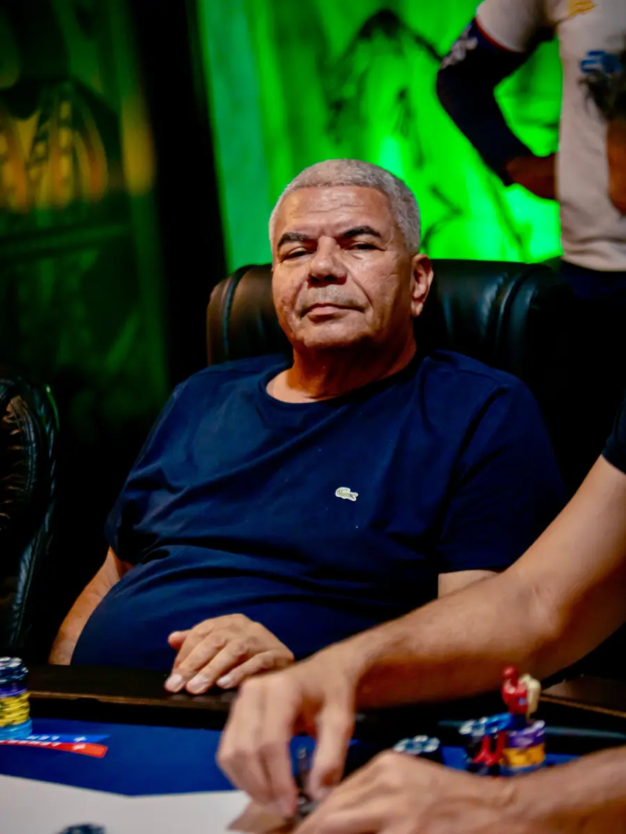 Jogador concentrado na mesa