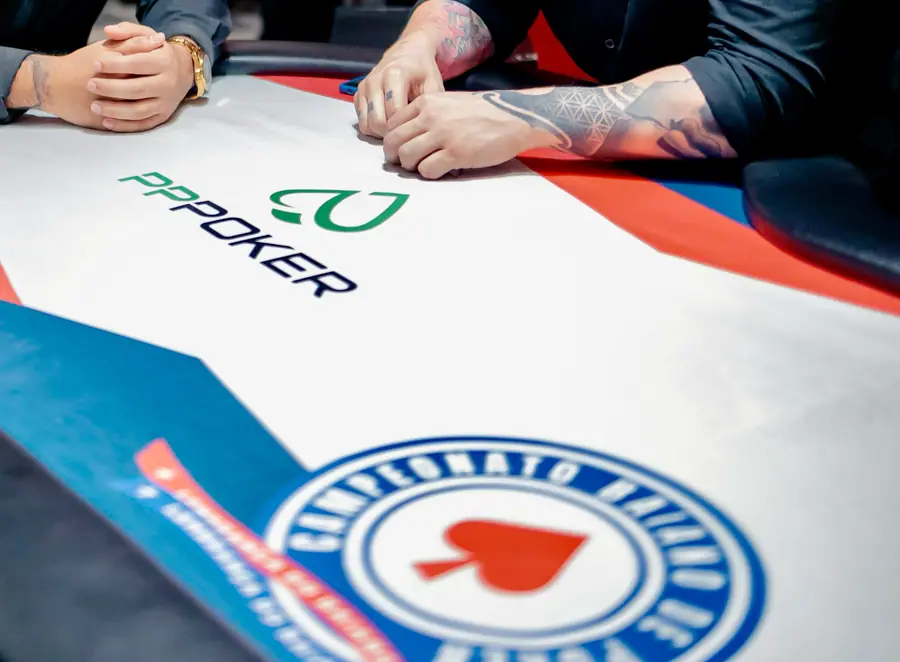 Mesa oficial do CBP com o selo do campeonato no feltro