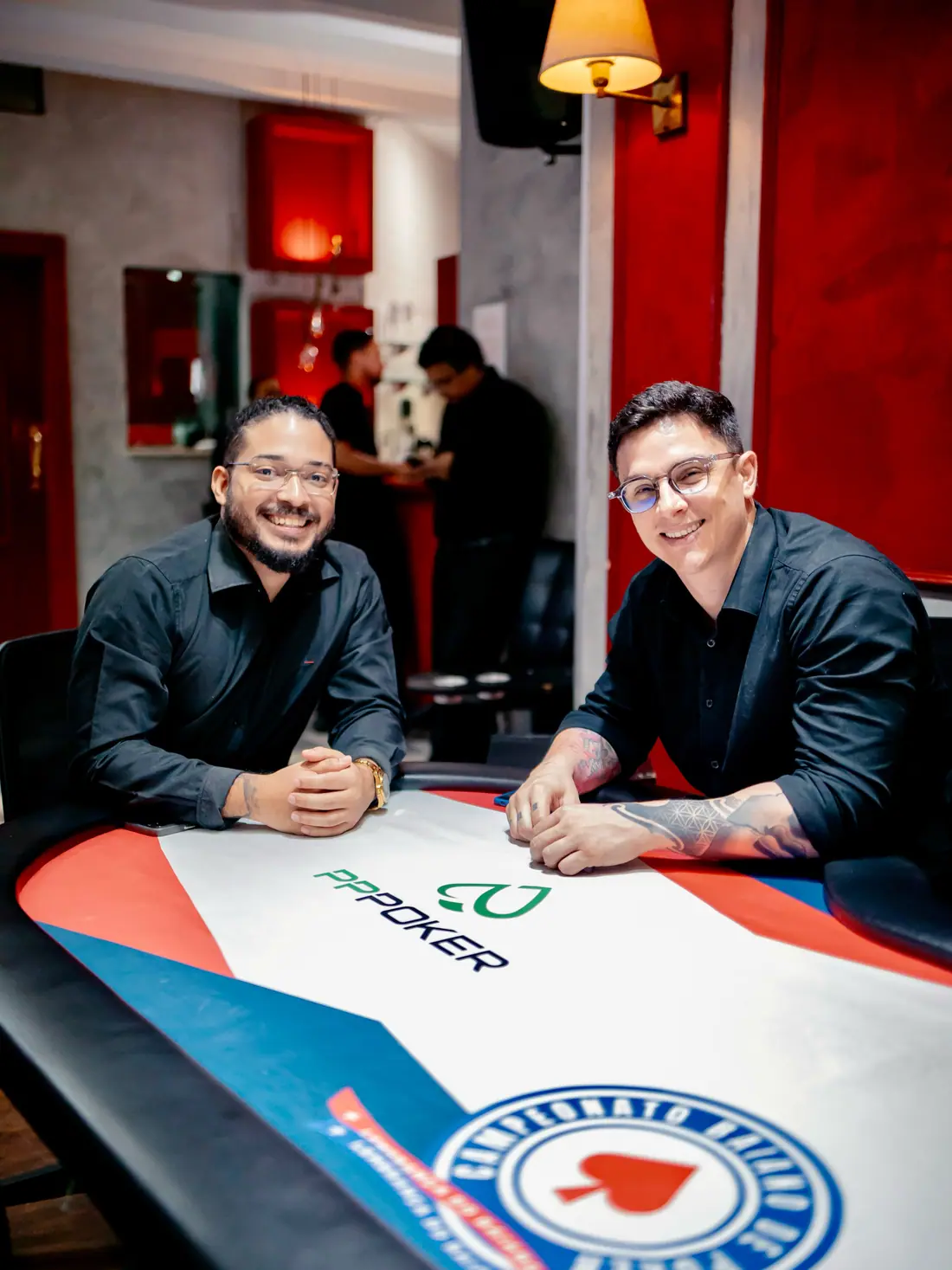 Dois jogadores na mesa oficial do CBP